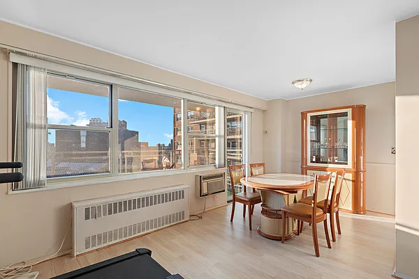 Sold by Thomas Lipovetsky, LREB | media 4