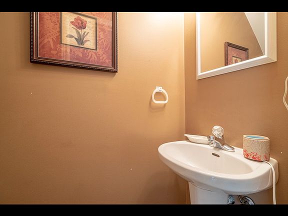 3rd image of 606 E Victoria Cir