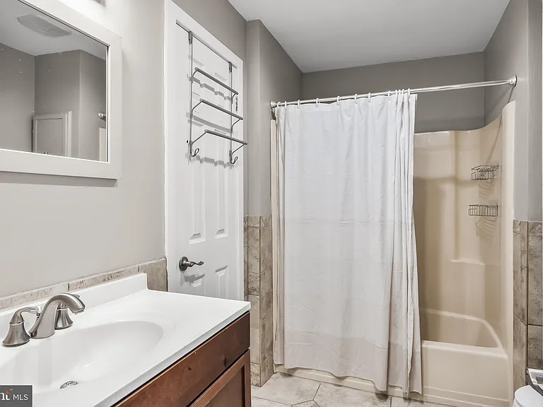 702 Abbey Ct — Photo 22