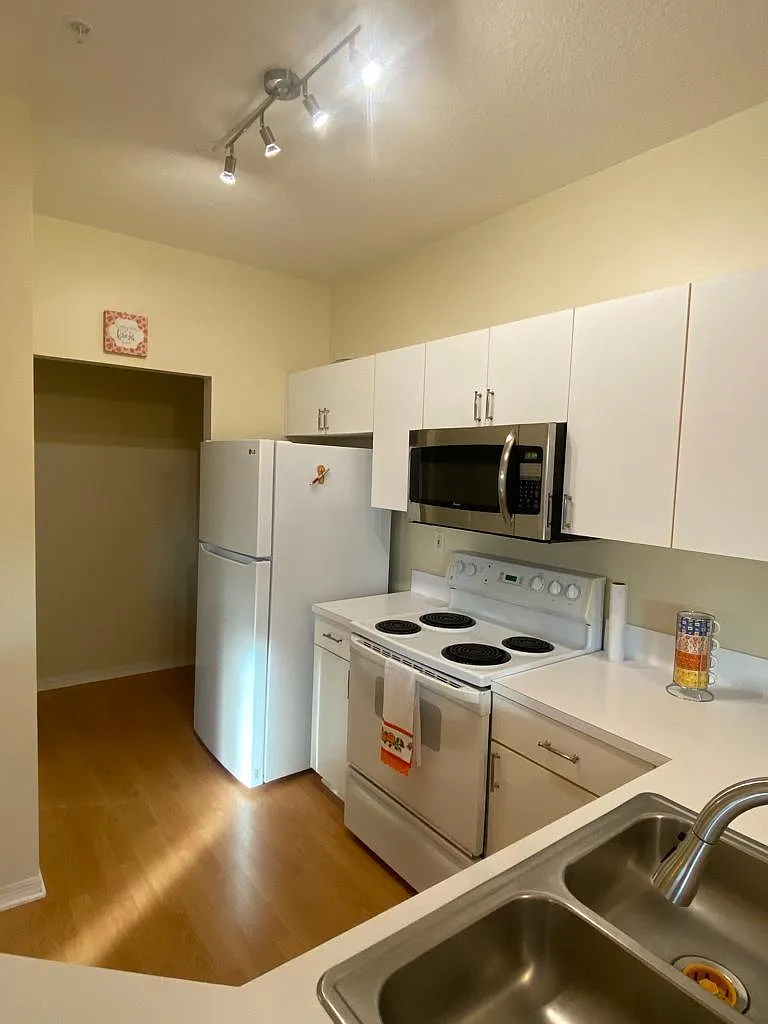 1 bed, 832 sqft, $1,400 — Photo 3