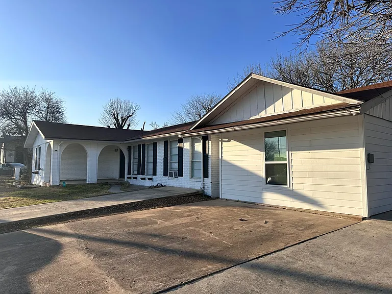 806 E Mountain St — Photo 3