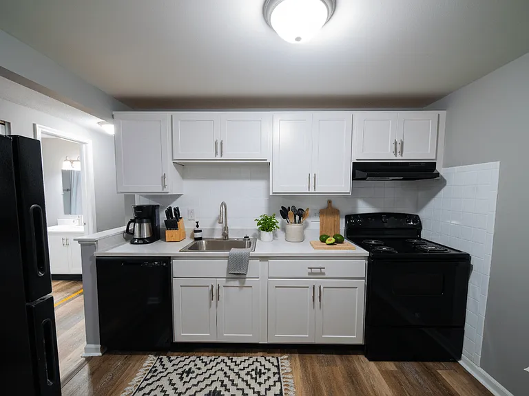 Lincoln Square Apartments — Photo 8
