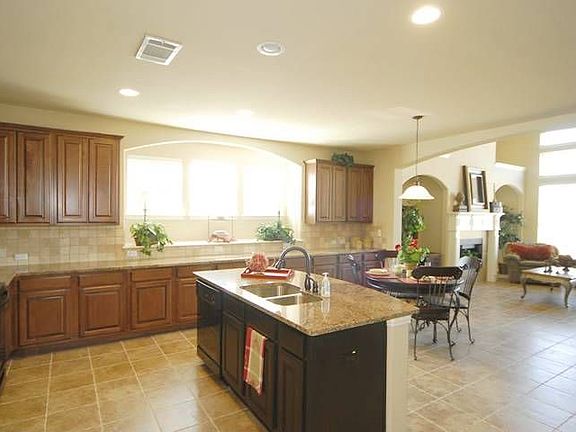 Huge amazing kitchen - perfect for entertaining or family get-togthers.