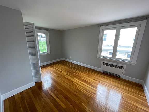 2nd image of 102 Presidents Ln #B