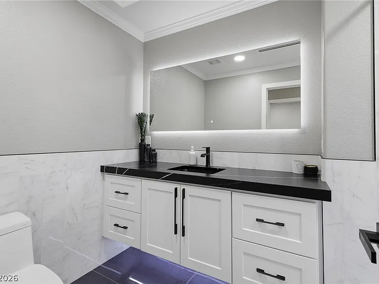 300 E Lacy Ln — Photo 27