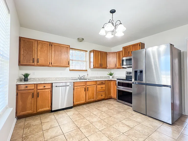 1451 N Delphine Ave — Photo 2