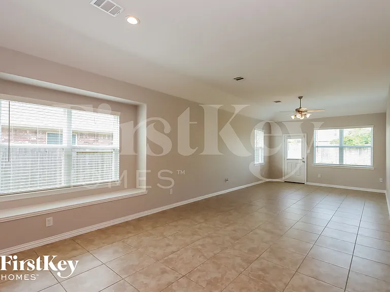 131 Brazos Dr — Photo 3