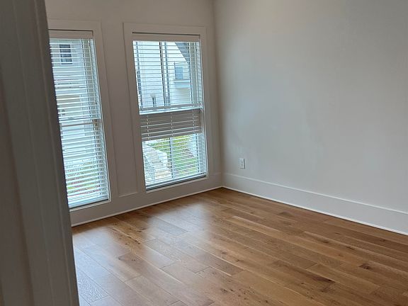 4th image of 190 Glasgow Ln