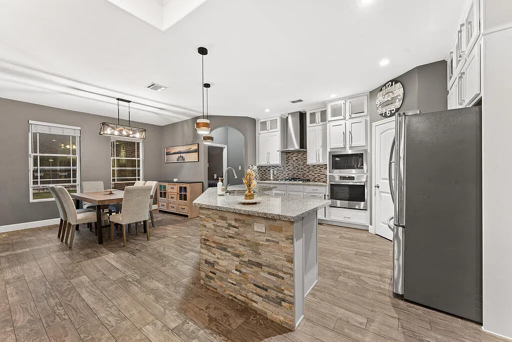 5 bed, 3.0 bath, 3029 sqft, $4,200 — Photo 3