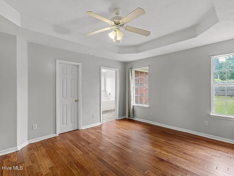 546 Jackson St — Photo 28