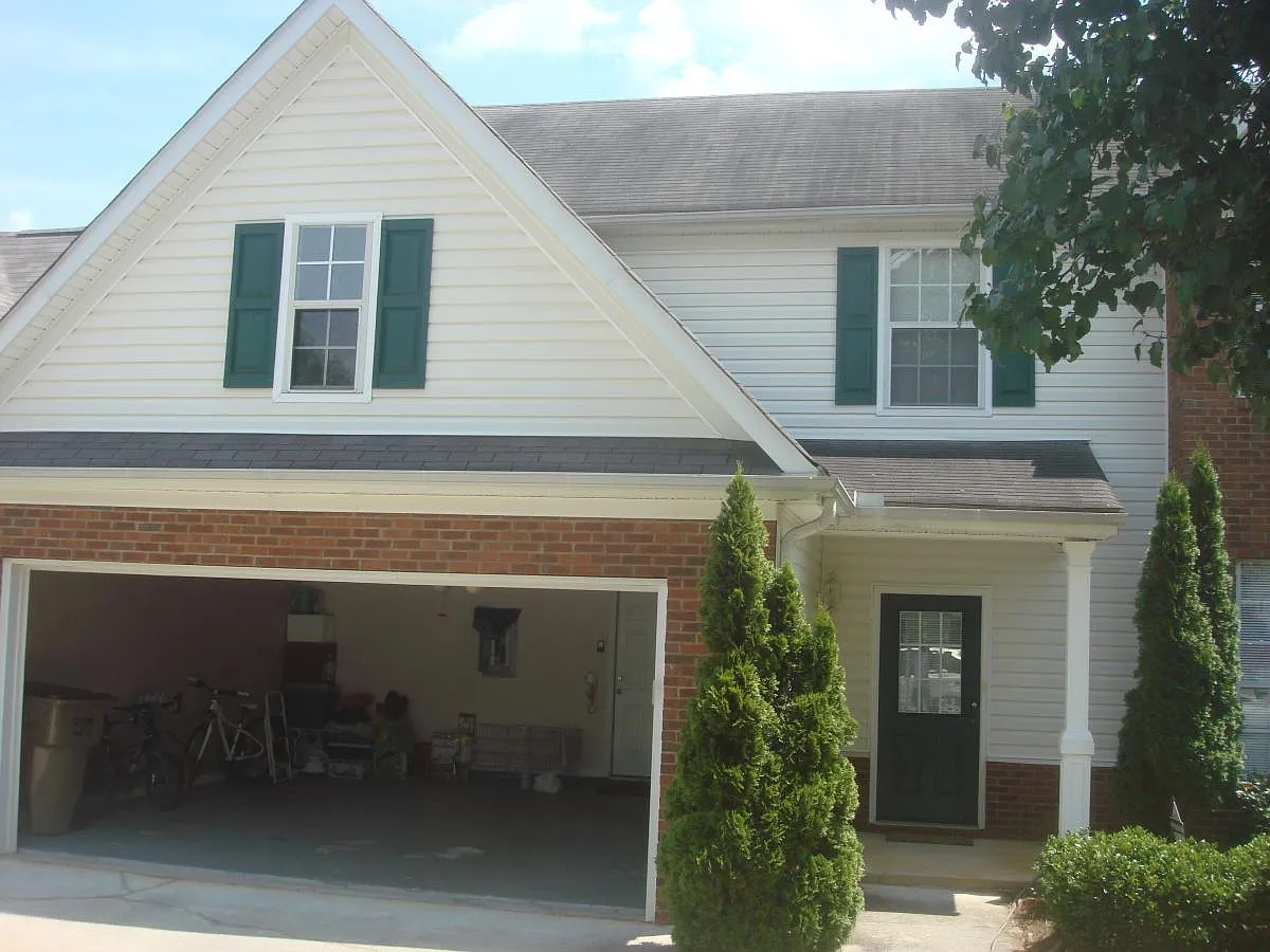 3 bed, 2.5 bath, 2100 sqft, $2,600 — Photo 3