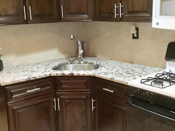 Granite countertop/ eat in kitchen