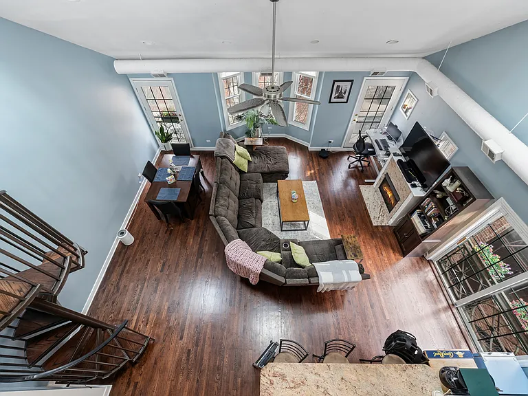 811 W Superior St #4 — Photo 3