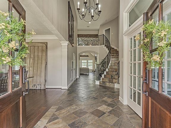 4th image of 170 N Hazelcrest Cir