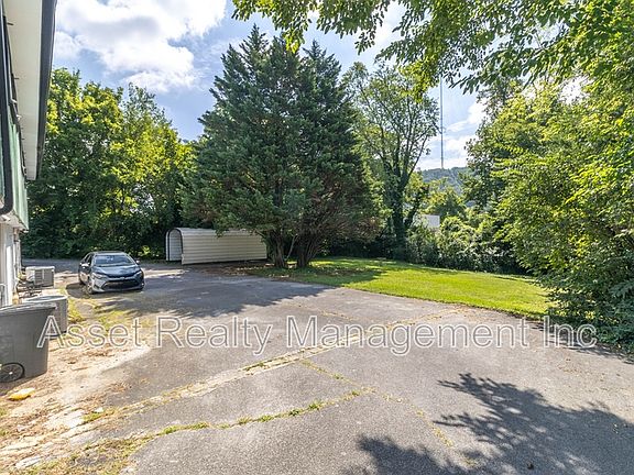 3rd image of 706 Dutch Valley Dr NE #1