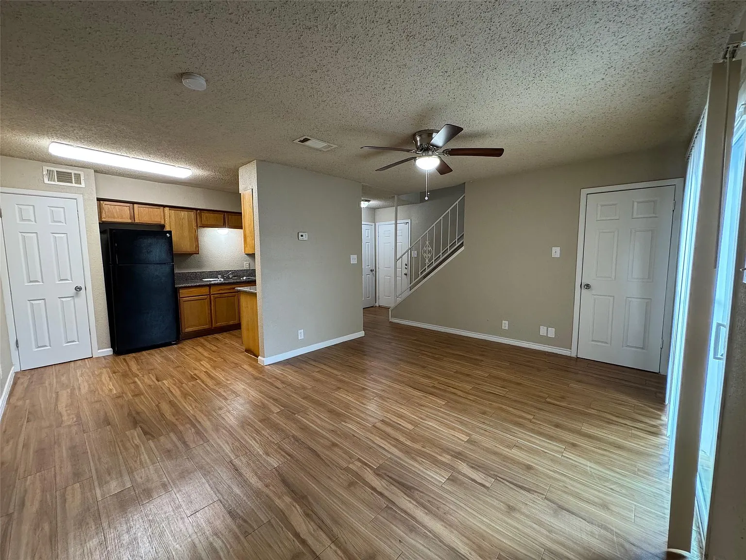 1 bed, 1.5 bath, 903 sqft, $1,149 — Photo 3