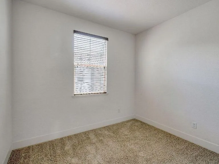 405 Washington Sq #19 — Photo 11