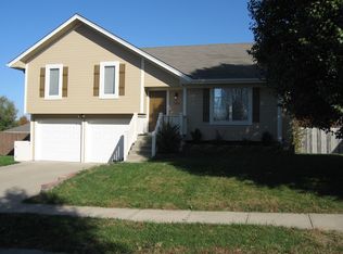 706 E 16th St, Kearney, MO 64060