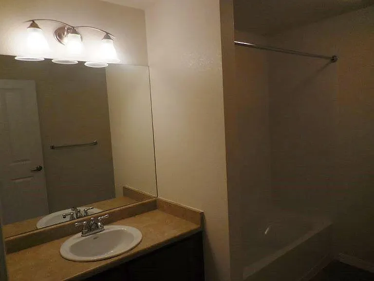 Large second full bathroom w/shower tub combo