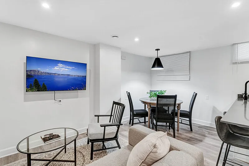 1 bed, 1.0 bath, 600 sqft, $1,899 — Photo 1
