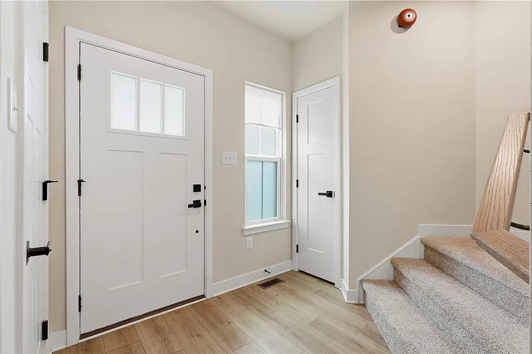 3 bed, 2.5 bath, 2360 sqft, $3,050 — Photo 3