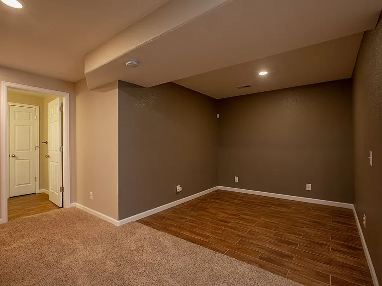 1076 Fairfield Ave — Photo 40