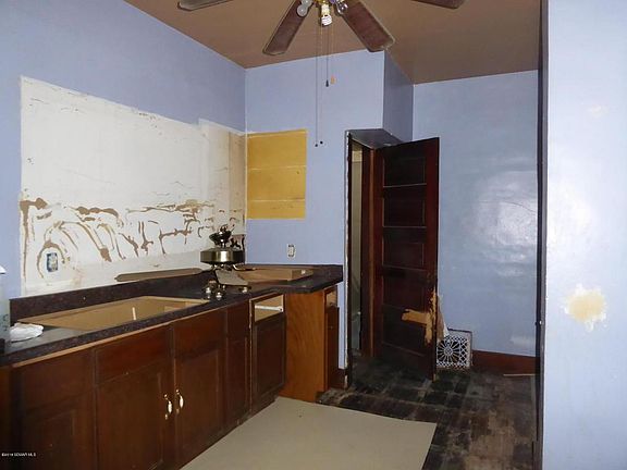 3rd image of 811 Freeborn Ave