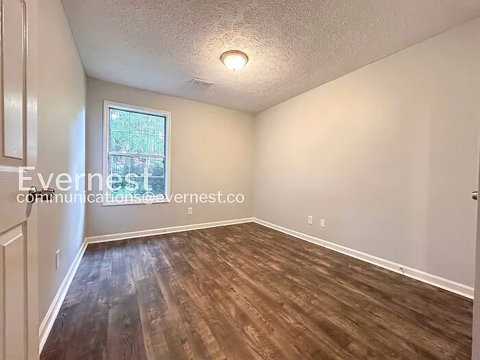 1336 Yorkshire Ln — Photo 10