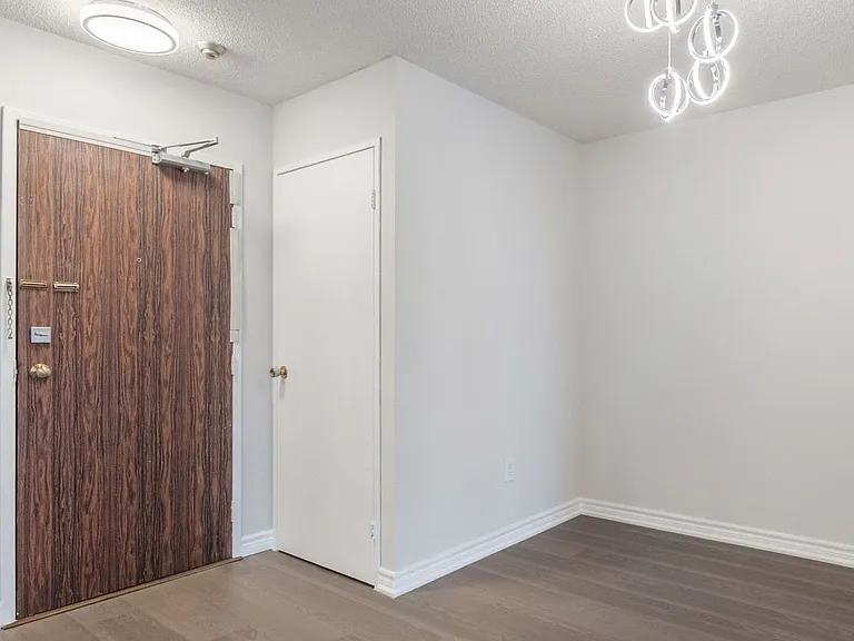 17 Knightsbridge Rd #506 — Photo 3