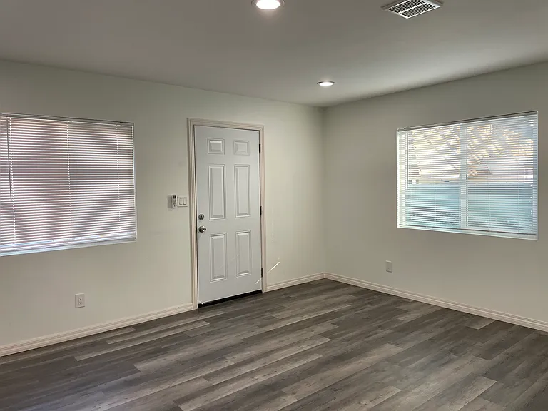 1214 Helix St — Photo 4