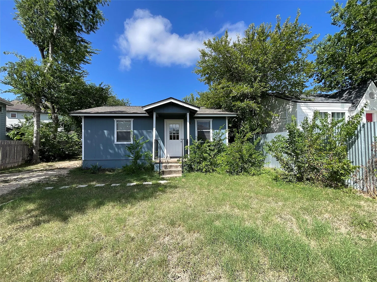 2 bed, 1.0 bath, 875 sqft, $1,600 — Photo 2