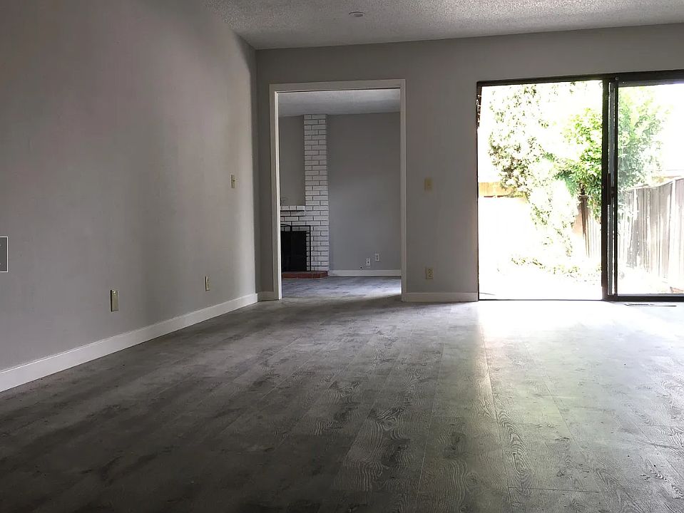 Living room w/o furniture, view back to the dining / office space