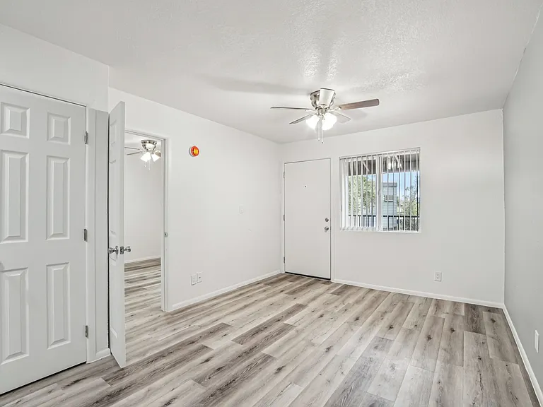 Los Vecinos Apartments — Photo 20