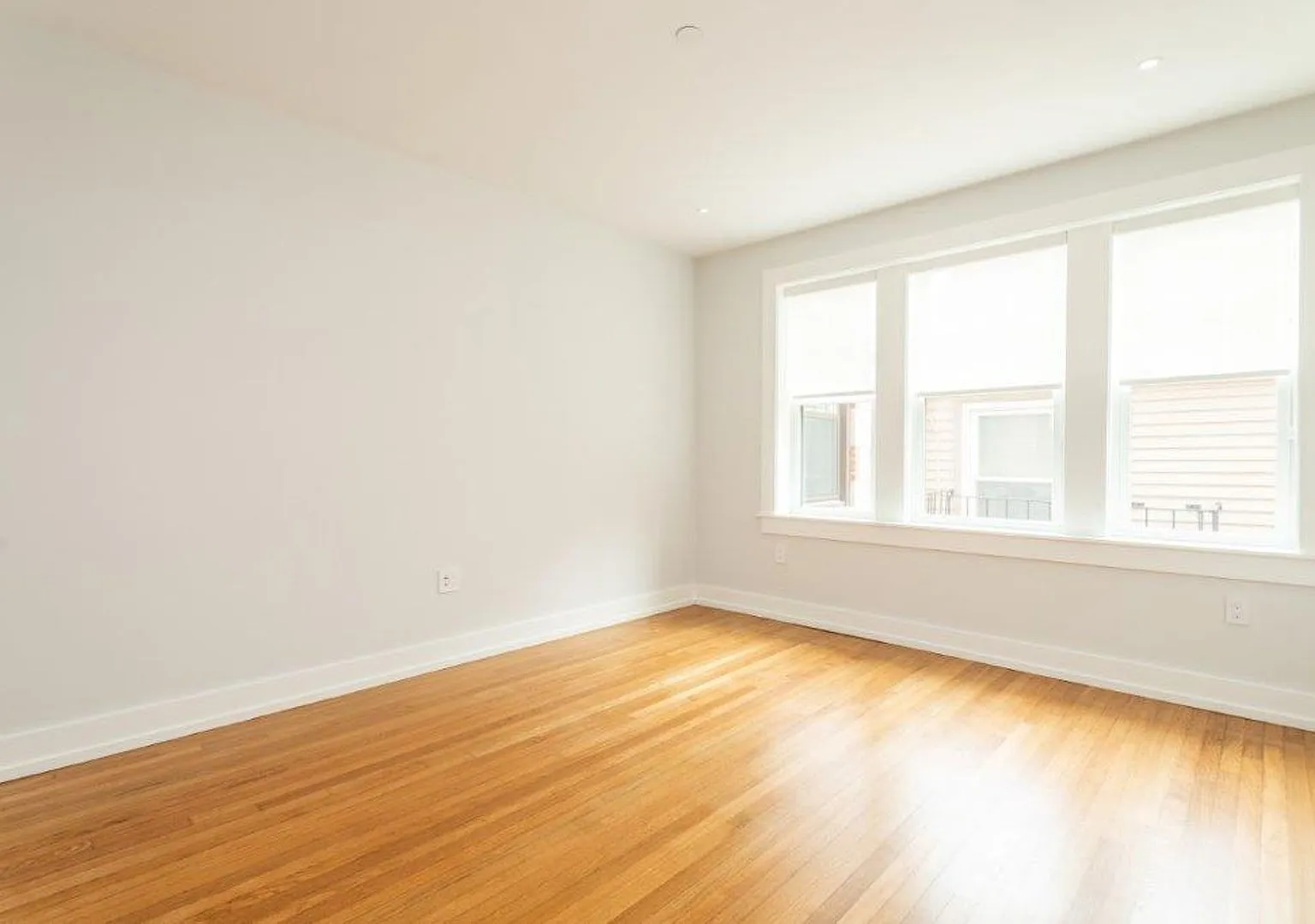 NO FEE! Gorgeous Central Square 1 bedroom available - A/C, laundry in unit, ht & hw included — Photo 4