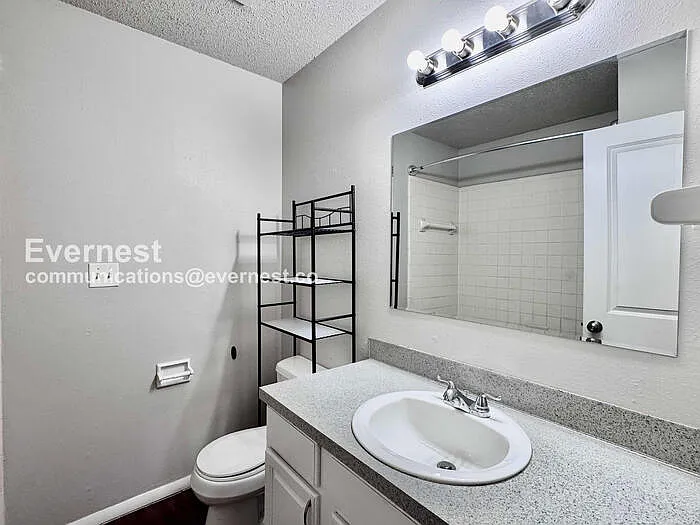 606 North Village Ave — Photo 16