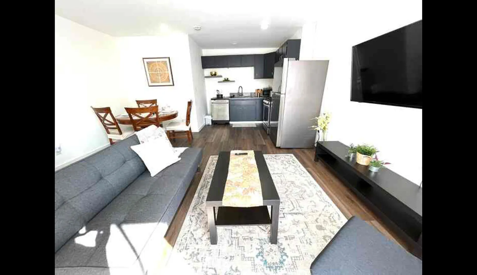Private Fenced backyard 2 BR Unit near Culver City — Photo 3