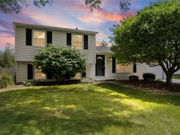 1747 Elmwood Cir, Farmington, NY 14425
