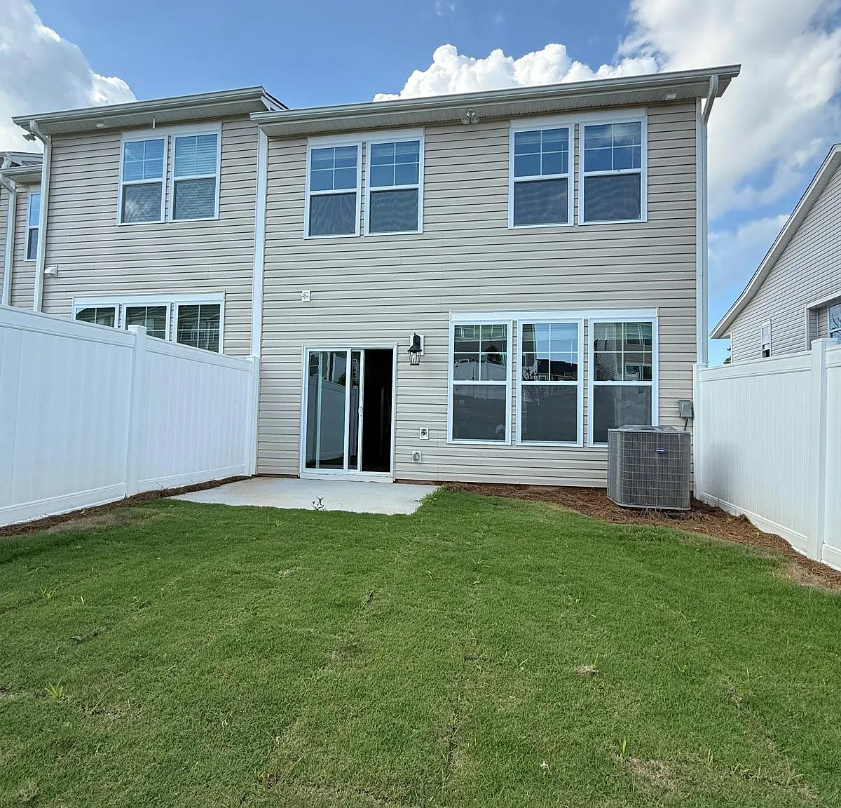 3 bed, 2.5 bath, 1763 sqft, $1,999 — Photo 3