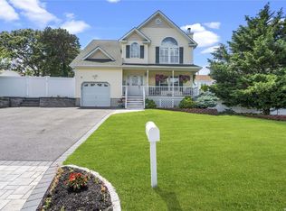 92 5th Ave, Holtsville, NY 11742