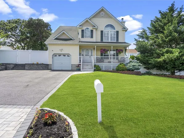 92 5th Avenue, Holtsville, NY 11742