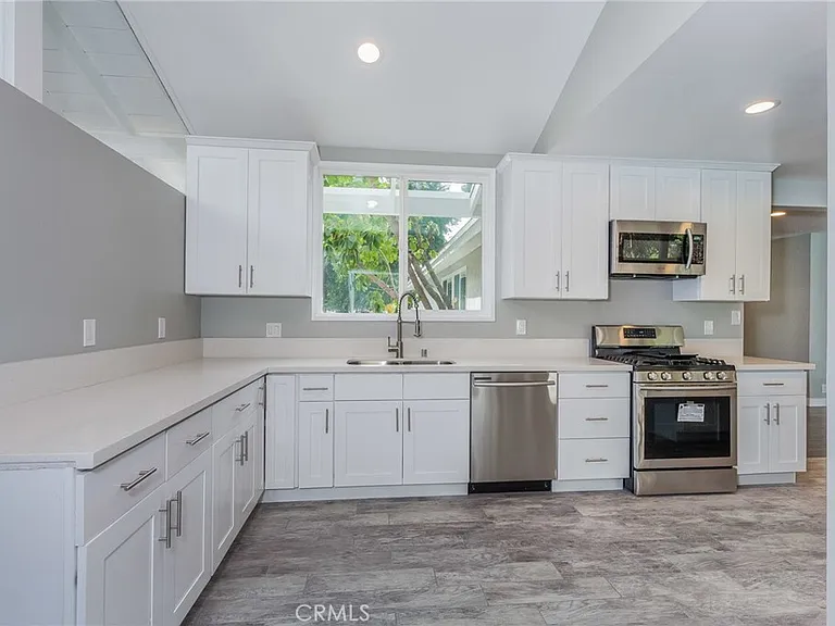 16231 Moorpark St — Photo 2