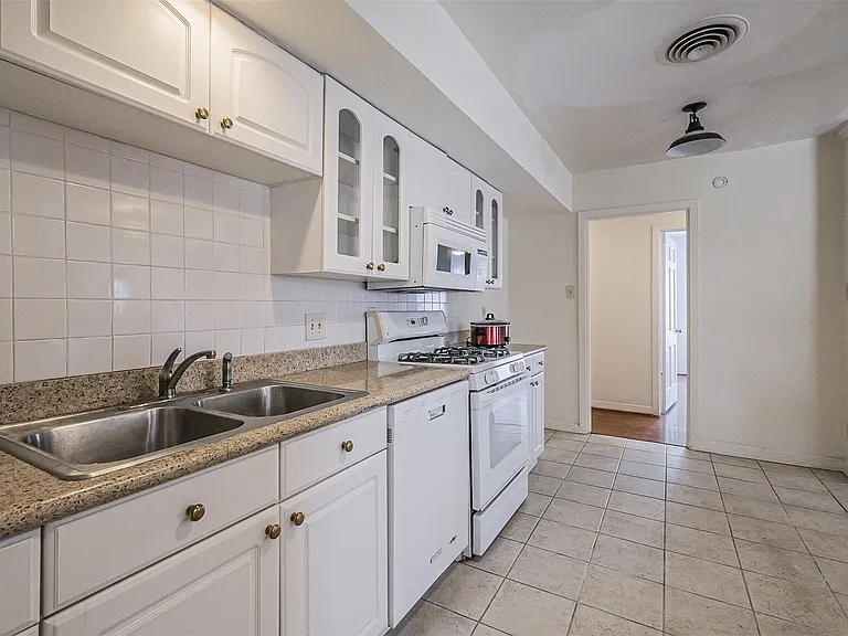 2601 Briarhurst Dr — Photo 13