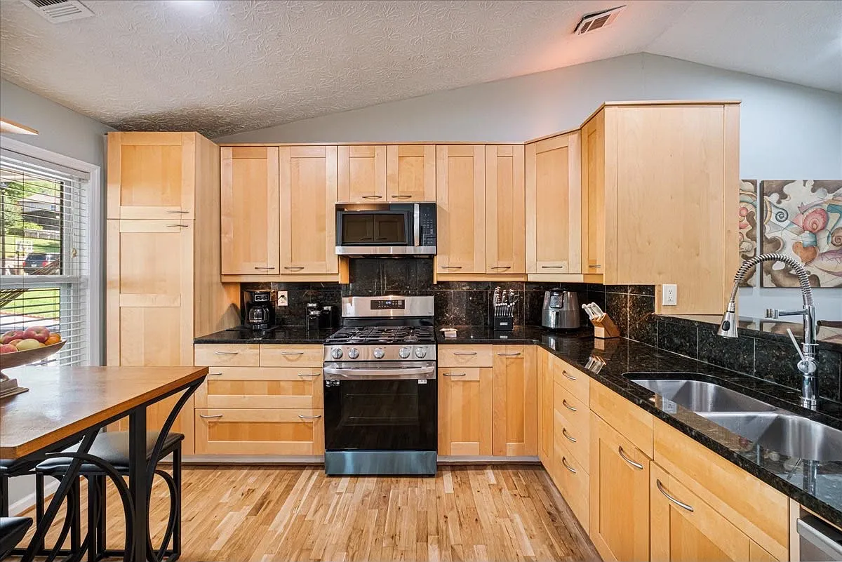 3 bed, 1700 sqft, $2,500 — Photo 2
