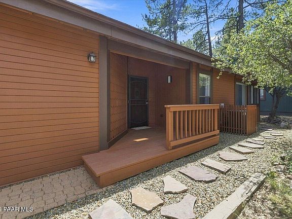 3rd image of 1921 Pine Tree Dr