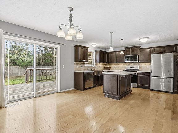 4th image of 252 Maplewood Drive