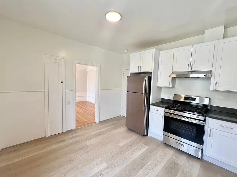 Top Floor 2br/1ba + Newly Renovated Unit! Parking! In-Unit Laundry! Progressive — Photo 3