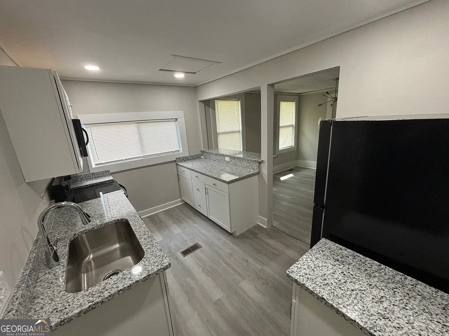 3 bed, 2.0 bath, 1466 sqft, $1,300 — Photo 4