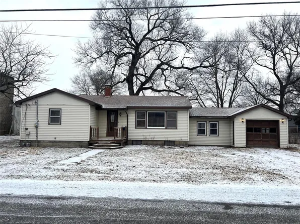 410 N West St, Carlinville, IL 62626