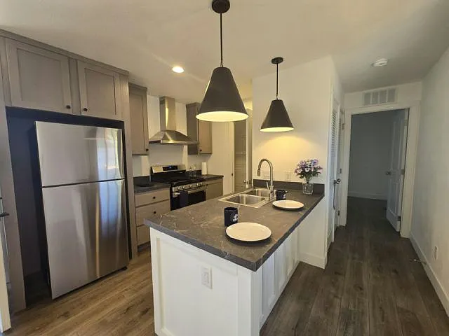 3 bed, 2.0 bath, 924 sqft, $1,860 — Photo 1