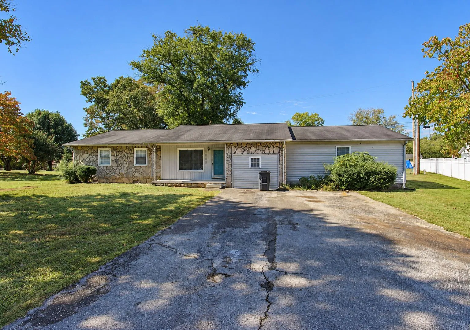 Pet-Friendly 4-Bedroom Home with Fenced Yard & Covered Back Porch — Photo 1